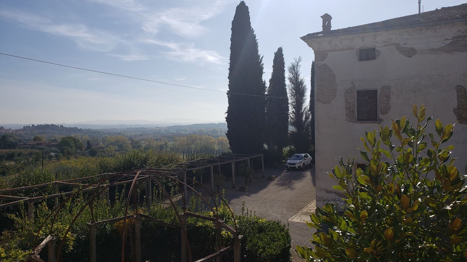 For week-long stays, a countryside base close to Montepulciano is often the easiest balance: views, outdoor space, parking, and quick access to town.