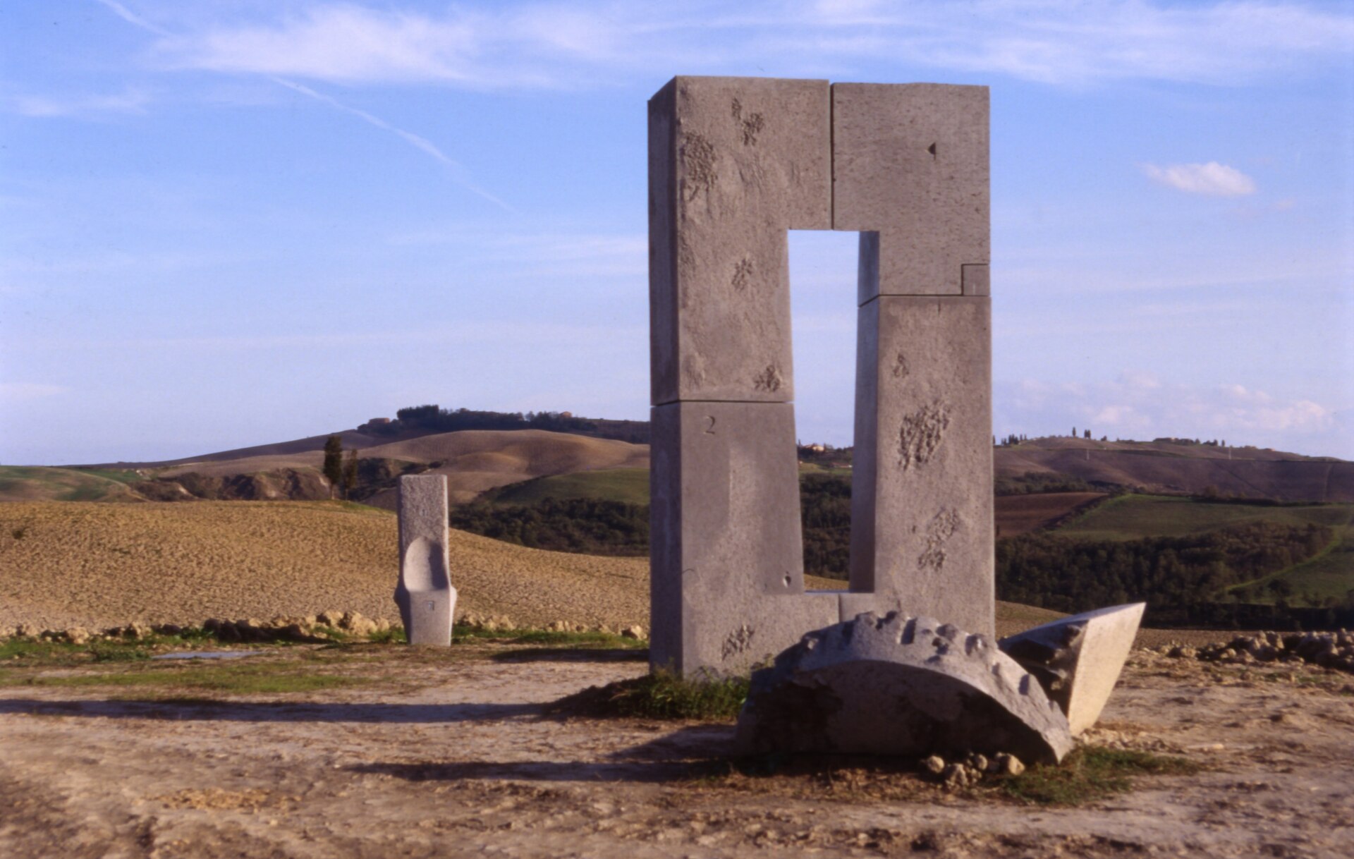 Site Transitoire frames the clay hills near Leonina; reach the sculpture on foot, not by car. Photo: Alessandra Rey, Wikimedia Commons, CC BY-SA 4.0. Site Transitoire frames the clay hills near Leonina; reach the sculpture on foot, not by car. Photo: Alessandra Rey, Wikimedia Commons, CC BY-SA 4.0.