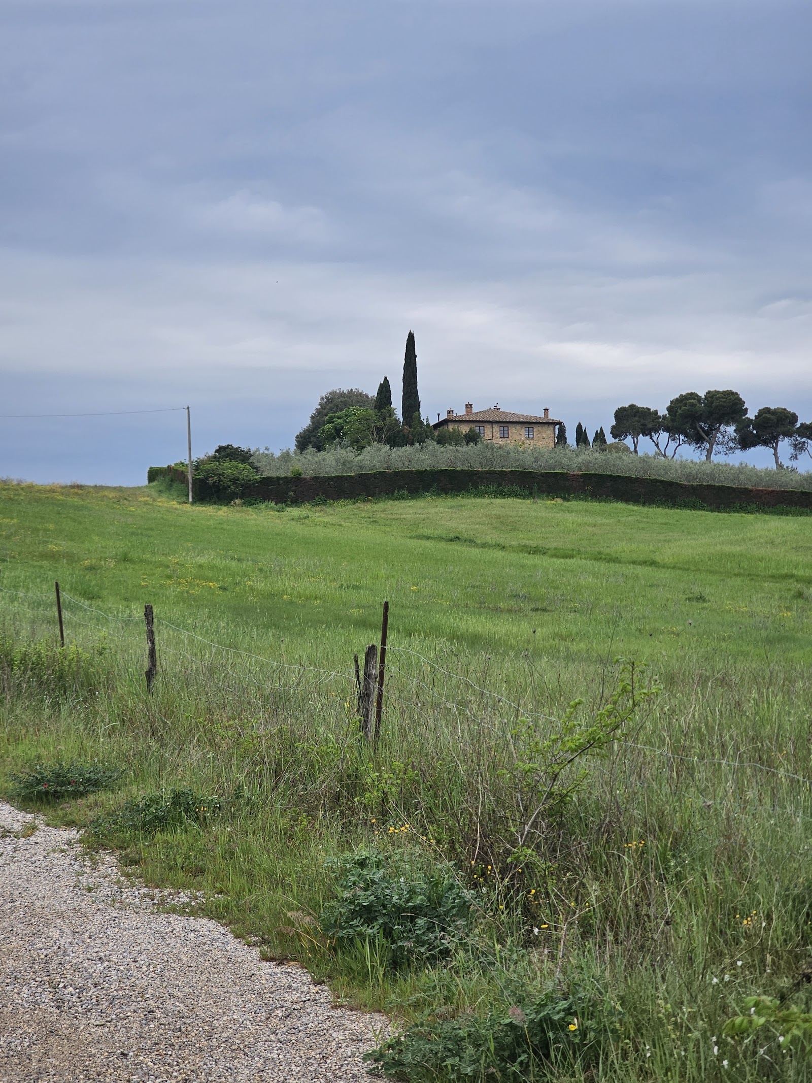 Access roads matter: a beautiful countryside lane is part of the experience, but you still want practical parking and a manageable drive into town.